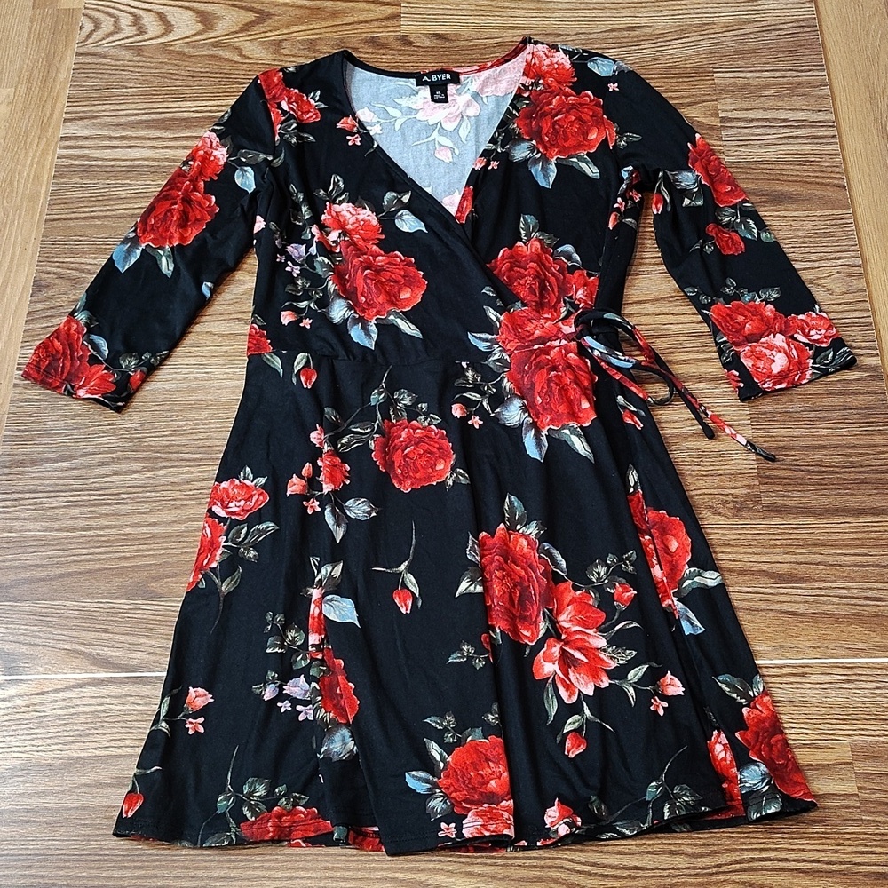 A. Byer Ladies V-Neck Floral Dress, X-Large, Black and Roses Floral Dress - Picture 4 of 7
